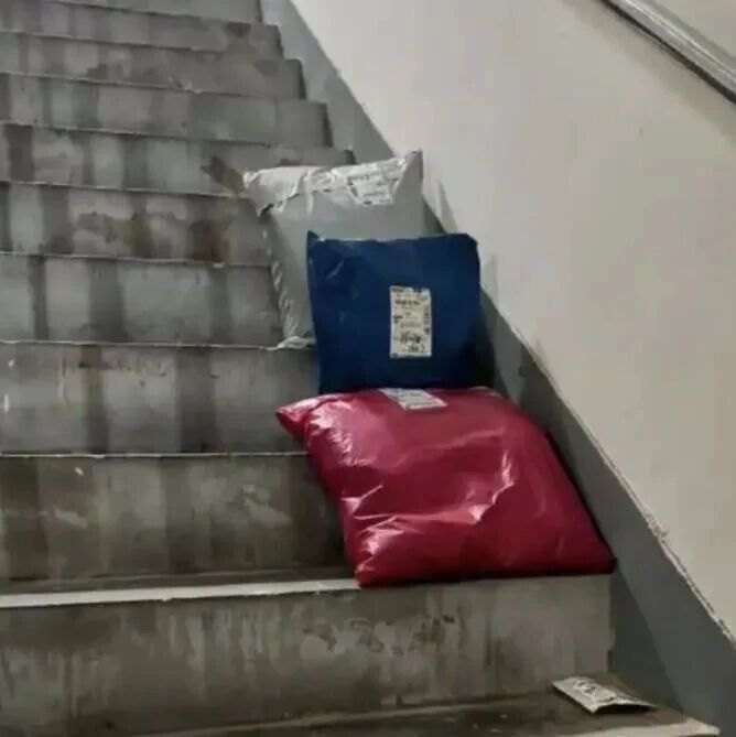 【聚焦】快递堆积楼道挤占消防通道,老旧小区如何送货上门
